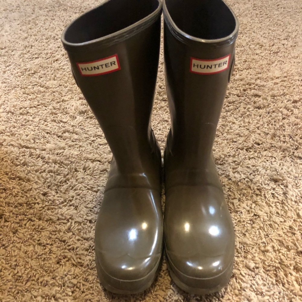 Short swamp green hunter boots! I love these!